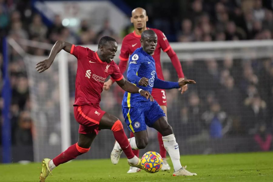 Liverpool-Stürmer Sadio Mané (l.) behauptet den Ball gegen Ngolo Kanté (r.).