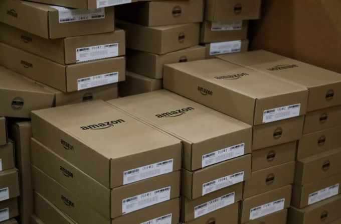Amazon will weniger Karton einsetzen. Amazon