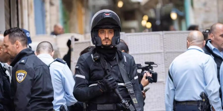 Israelische Polizeibeamte versammeln sich in der Nähe des Ortes des Anschlags in der Jerusalemer Altstadt. Foto: JINI/XinHua/dpa