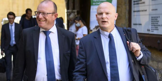 Yvan Perrin (rechts) mit seinem Verteidiger, dem Walliser SVP-Nationalrat Jean-Luc Addor. (Archivbild) yvan perrin