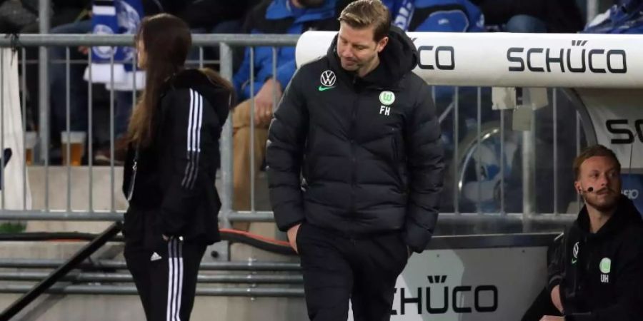 Im Spiel bei Arminia Bielefeld reagiert Wolfsburgs Trainer Florian Kohfeldt an der Seitenlinie. Foto: Friso Gentsch/dpa