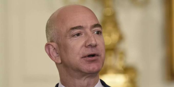 Jeff Bezos im Weissen Haus. Foto: Susan Walsh/AP/dpa Jeff Bezos im Weissen Haus. Foto: Susan Walsh/AP/dpa