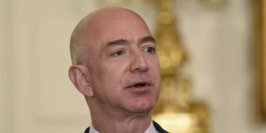 Jeff Bezos im Weissen Haus. Foto: Susan Walsh/AP/dpa