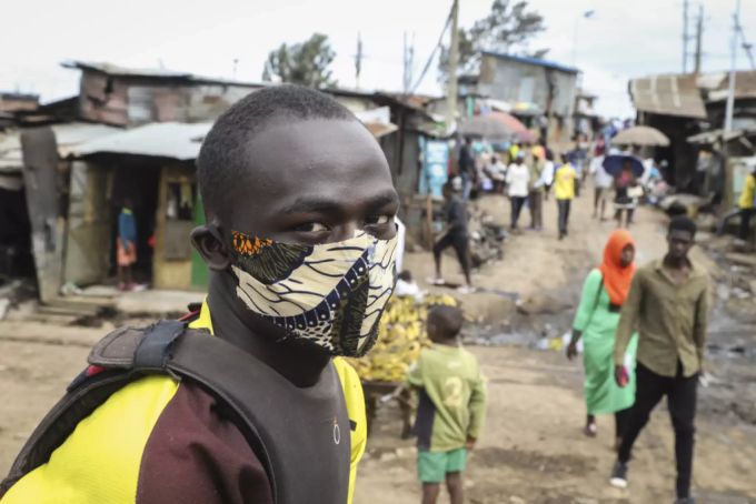 Ein Taxifahrer in Kenia trägt wegen des Coronavirus eine Maske. Taxi Kenia Coronavirus