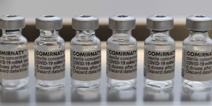 Leere Ampullen des Biontech/Pfizer-Vakzins Leere Ampullen des Biontech/Pfizer-Vakzins