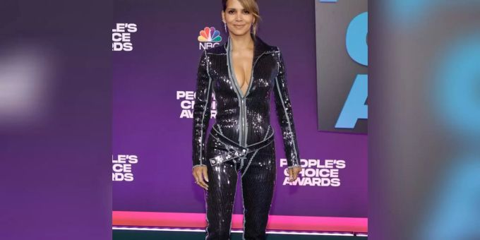 People's Choice Award - Halle Berry funkelt im Glitzer-Einteiler