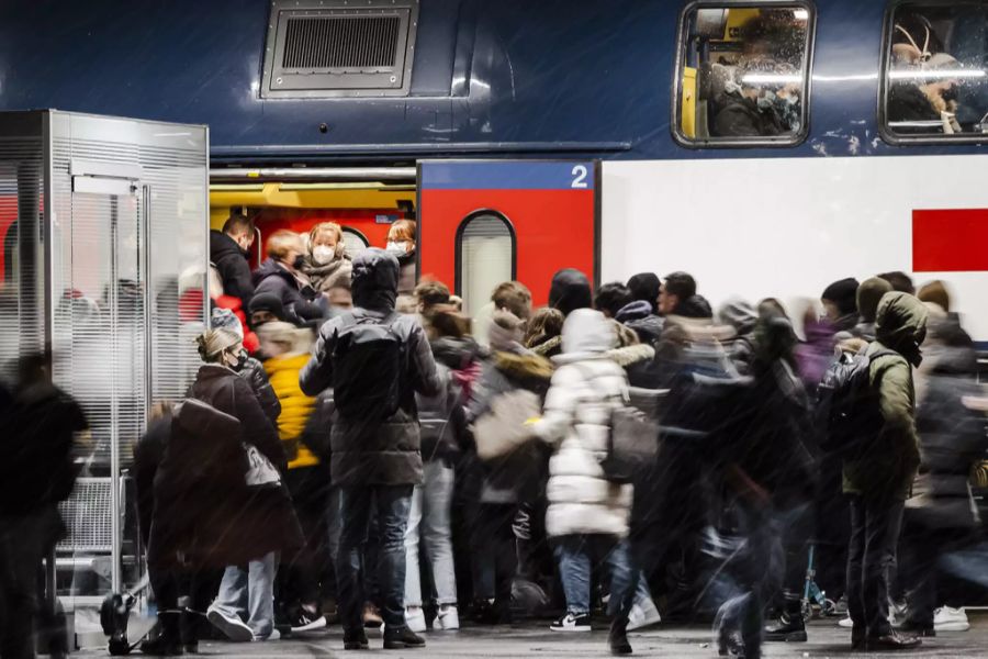 Pendler am Bahnhof Zürich.