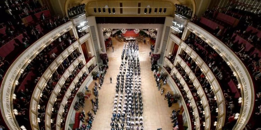 Debütantenpaare befinden sich in der Wiener Staatsoper während der Generalprobe für den Opernball. Der Wiener Opernball 2022 wird nicht stattfinden. Foto: Herbert Neubauer/APA/dpa