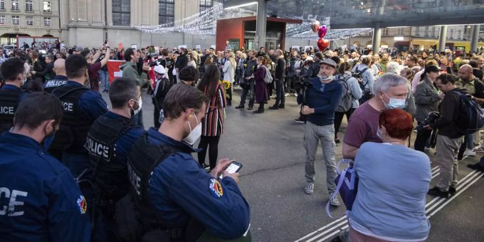 Polizei und Demonstranten beim Berner Bahnhof. Gewalt