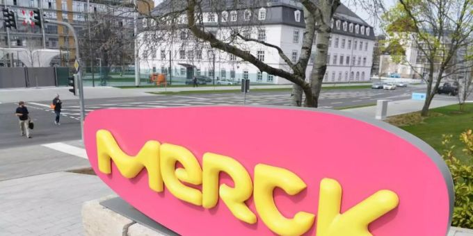 Der Schriftzug des Pharma- und Chemiekonzerns Merck KGaA steht vor einem Gebäude am Stammwerk in Darmstadt. (Archivbild) Merck kgaa