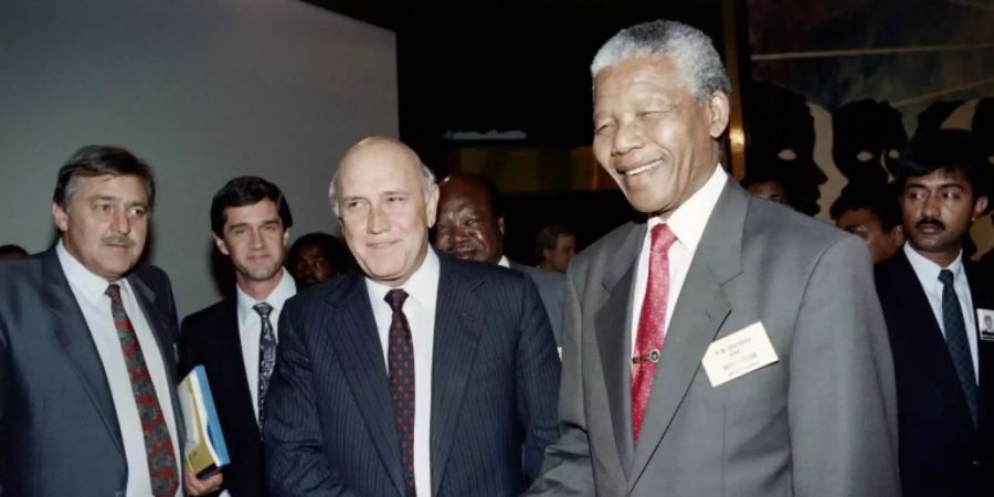 Frederik de Klerk mit Nelson Mandela (r.)