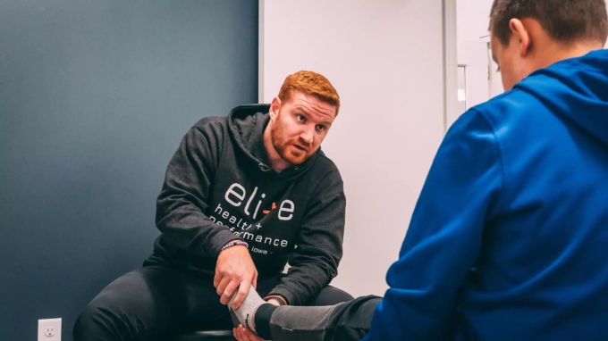 Bei einem muskulären Ungleichgewicht können Physiotherapeuten mit gezielten Übungen versuchen, die Muskulatur an den richtigen Stellen zu kräftigen. Physiotherapeut massiert den Fuss.