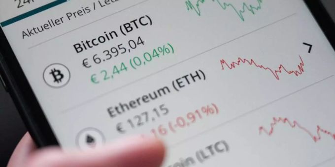 Bei Sotheby's kann man mit Kryptowährungen bezahlen. Foto: Marijan Murat/dpa bitcoin