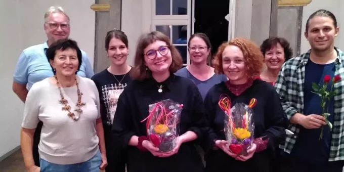 Der Vorstand der SP Wil mit den Co-Präsidentinnen Ronja Stahl (vorne links mit Blumen) und Mirta Sauer (vorne rechts mit Blumen). SP Wil Vorstand