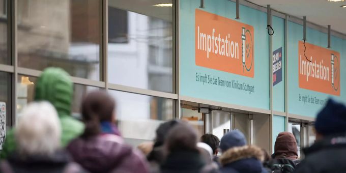 ARCHIV - ILLUSTRATION - Menschen stehen vor einer neu eingerichteten Impfstation des Klinikum Stuttgart in der Innenstadt in einer Schlange. Impfneid und Impfdrängler gehören zu den neuen Wörtern im Deutschen, die das Leibniz-Institut für Deutsche Sprache am Montag in Mannheim vorstellt. Foto: Marijan Murat/dpa ARCHIV - ILLUSTRATION - Menschen stehen vor einer neu eingerichteten Impfstation des Klinikum Stuttgart in der Innenstadt in einer Schlange. Impfneid und Impfdrängler gehören zu den neuen Wörtern im Deutschen, die das Leibniz-Institut für Deutsche Sprache am Montag in Mannheim vorstellt. Foto: Marijan Murat/dpa