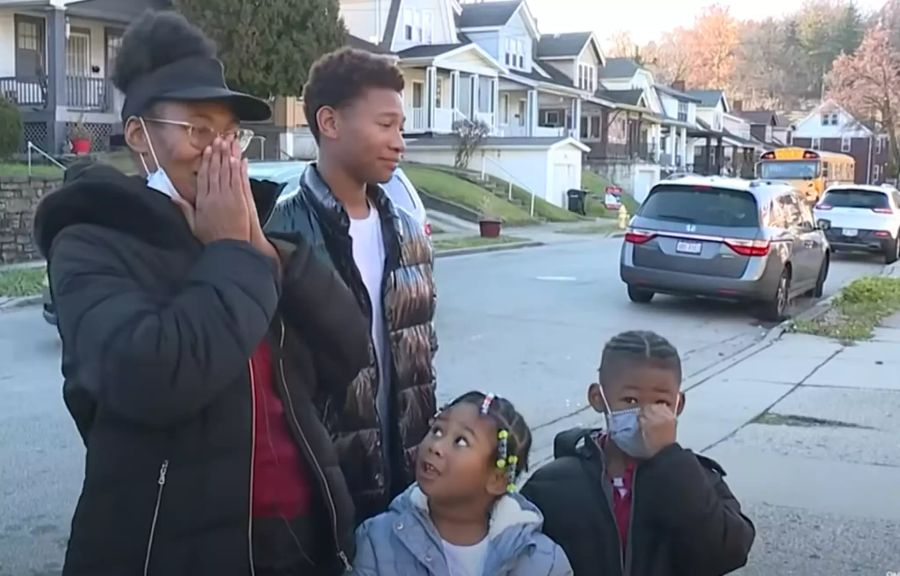 Die ganze Familie kann ihr Glück kaum fassen.