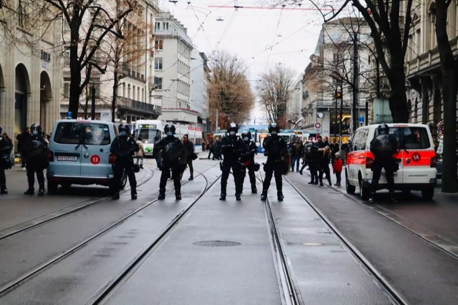 Die Polizei begleitete den Demonstrationszug. Die Demo war bewilligt.