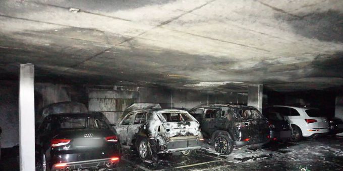 Beim Brand in Villars-sur-Glâne FR wurden mehrere Fahrzeuge zerstört. Villars-sur-Glâne FR