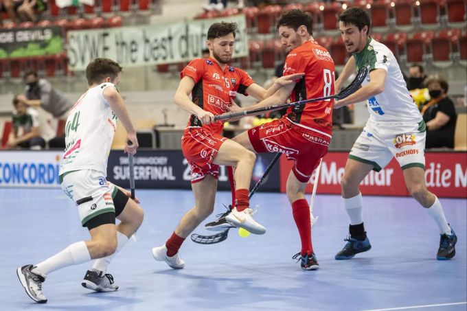 Wiler-Ersigen in weiss und Floorball Köniz liefern sich einen hartumkämpften Superfinal. Superfinal Floorball Köniz Wiler-Erisgen