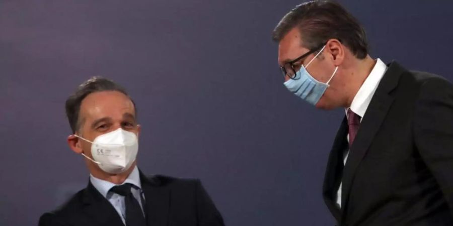 Corona-Faust-Gruss: Aussenminister Heiko Maas (l) und der serbische Präsident Aleksandar Vucic in Belgrad. Foto: Darko Vojinovic/AP/dpa