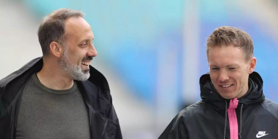 Haben ein besonderes Verhältnis zueinander: Stuttgarts Trainer Pellegrino Matarazzo (l) und Leipzigs Trainer Julian Nagelsmann. Foto: Jan Woitas/dpa-Zentralbild/dpa