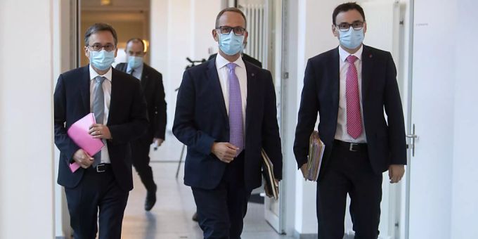 Die Tessiner Regierung unterstützt Firmen, welche jungen Arbeitslosen eine Erstanstellung geben. Im Bild die Regierungsräte Christian Vitta (FDP, links) und Raffaele De Rosa (CVP, rechts). In der Mitte Regierungspräsident Norman Gobbi (Lega). Archivbild Die Tessiner Regierung unterstützt Firmen, welche jungen Arbeitslosen eine Erstanstellung geben. Im Bild die Regierungsräte Christian Vitta (FDP, links) und Raffaele De Rosa (CVP, rechts). In der Mitte Regierungspräsident Norman Gobbi (Lega). Archivbild