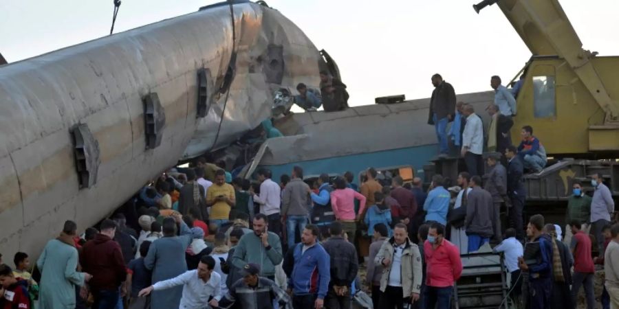 Menschen an der Unglücksstelle in Ägypten