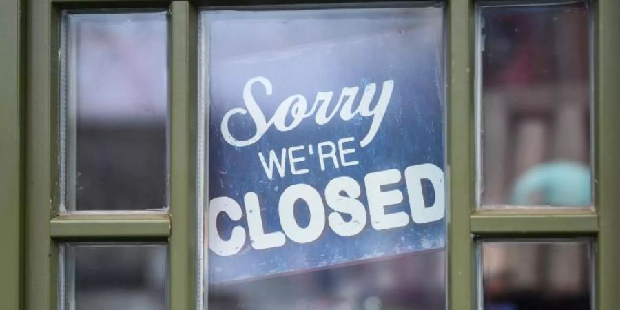 «Sorry we’re closed» steht auf einem Schild in einem Ladenlokal in Berlin. Foto: Kira Hofmann/dpa-Zentralbild/dpa