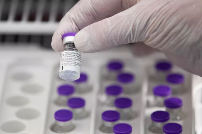 Eine Impfdose der Hersteller Pfizer/Biontech gegen das Coronavirus. coronavirus impfung impfstoff pizer/biontech