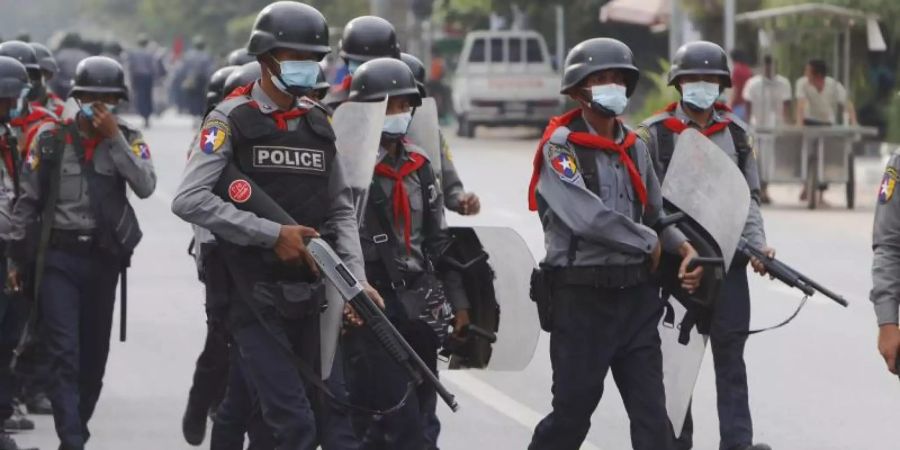 Schwer bewaffnete Polizisten in Madalay im Einsatz gegen Demonstranten. Foto: Aung-Shine/AP/dpa