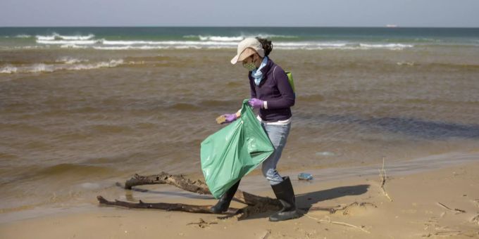Eine freiwillige Helferin am Strand. ölpest israel