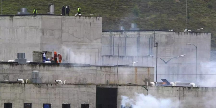 Tränengas steigt aus Teilen eines Gefängnisses in der Stadt Cuenca auf. Foto: Marcelo Suquilanda/AP/dpa