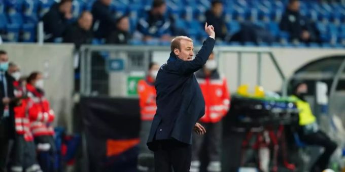 Kann das Europa-Aus nicht verhindern: Hoffenheims Trainer Sebastian Hoeness gestikuliert an der Seitenlinie. Foto: Uwe Anspach/dpa Pool/dpa Kann das Europa-Aus nicht verhindern: Hoffenheims Trainer Sebastian Hoeness gestikuliert an der Seitenlinie. Foto: Uwe Anspach/dpa Pool/dpa