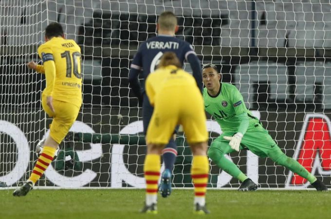 Keylor Navas, Goalie von Paris Saint-Germain pariert den Penalty von Messi. Paris Saint-Germain