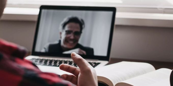 Statt im Ausland wurde vor dem Computer gebüffelt. Sprachkurs Online