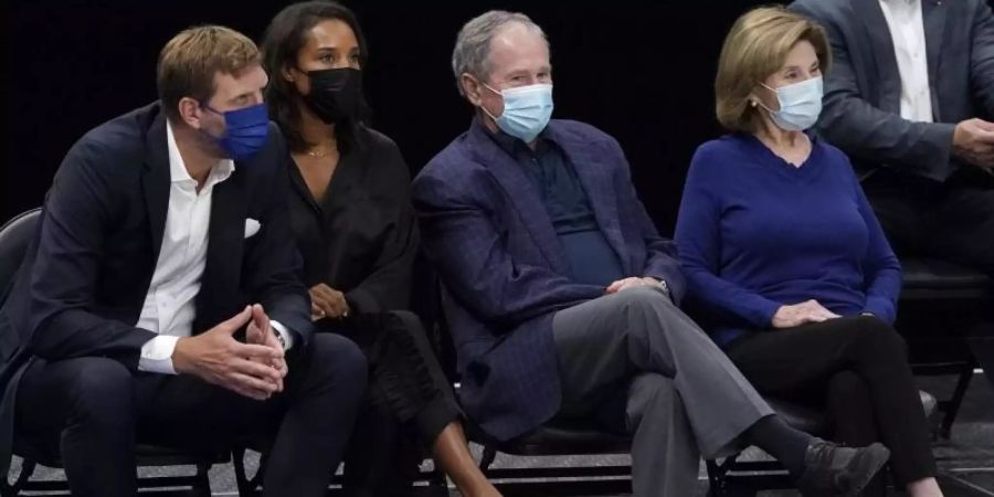 Dirk Nowitzki mit seiner Frau Jessica, Ex-US-Präsident George W. Bush und dessen Frau Laura (l-r) bei einem Spiel der Dallas Mavericks. Foto: Tony Gutierrez/AP/dpa