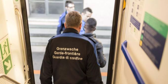Grenzwächter kontrollieren einen Asylsuchenden an der Schweizer Grenze. (Symbolbild) Asyl Schweiz