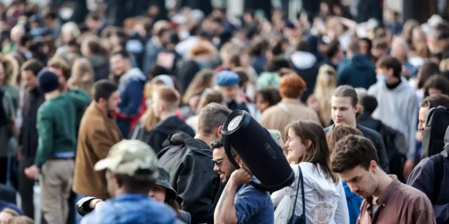 Menschenansammlung auf der Place Flagey in Brüssel