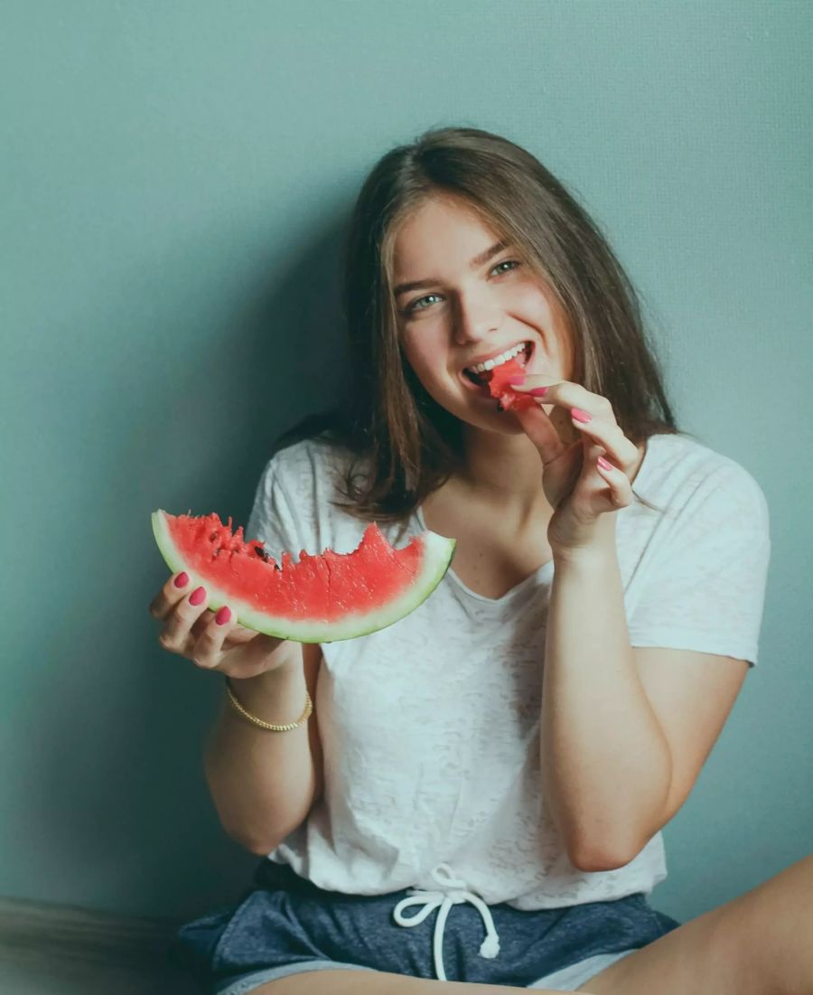 Frau isst Wassermelone