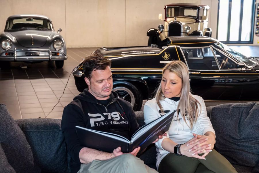 Für einmal 5 Minuten Pause. Dominic Beck (l) und Michèle Uhlmann (r) in der SkyLounge des P791.