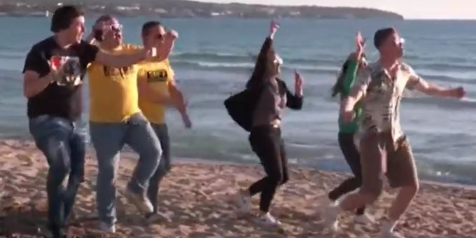 Deutsche Touristen auf einem Strand in Mallorca beim Feiern ohne Masken. Mallorca Coronavirus Touristen