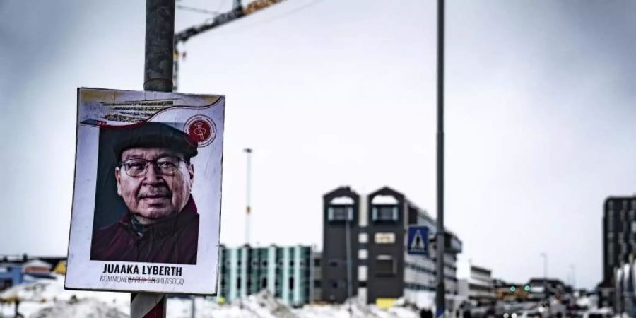 Ein Plakat eines Kandidaten der Parlamentswahl hängt an einem Laternenmast im grönländischen Nuuk. Foto: Emil Helms/Ritzau Scanpix/dpa