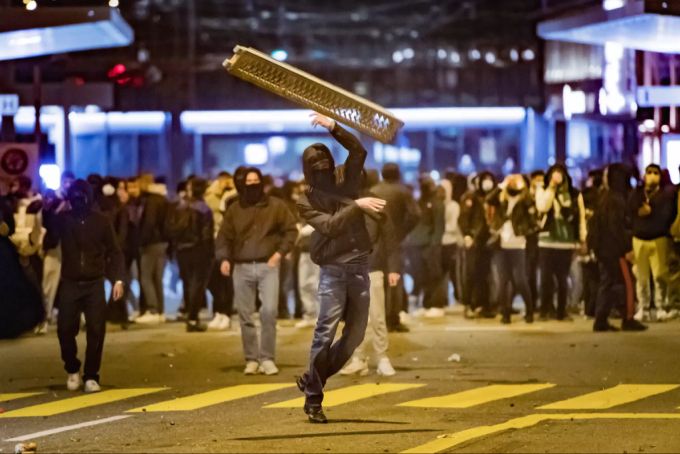 Gewaltbereite Junge vor dem Bahnhof St. Gallen am Karfreitag. Trotz erneuter Gewaltaufrufe wiederholten sich die Szenen bisher nicht. St. Gallen Ausschreitungen Krawallnacht