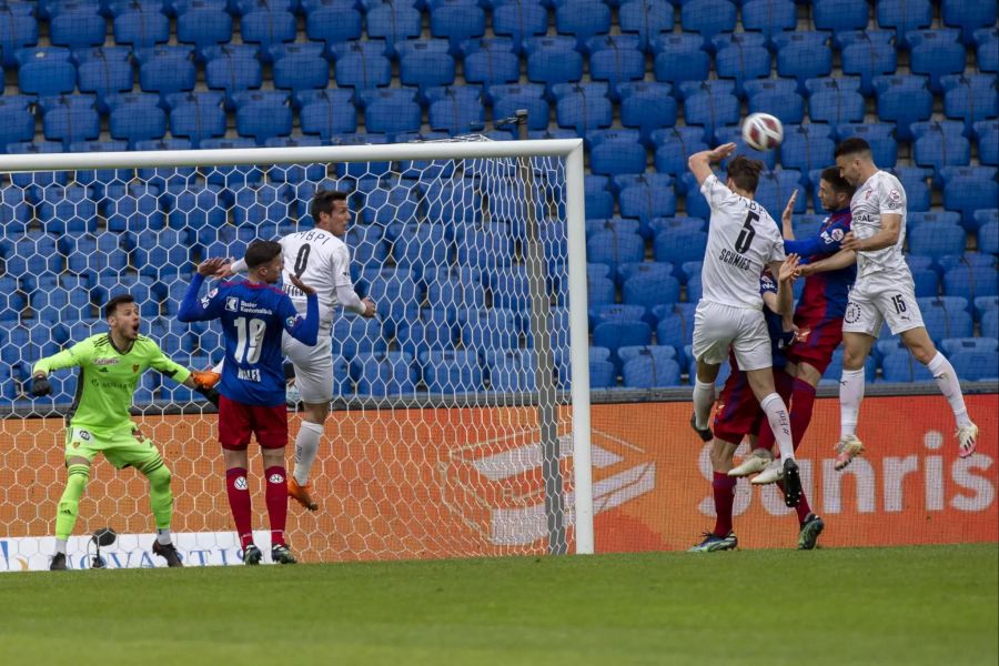 Gegen den Kopfball von Yannick Schmid (r.) in der Nachspielzeit ist aber auch der Österreicher machtlos.