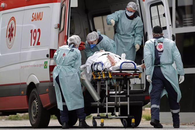 Pflegefachkräfte verlegen einen Patienten, welcher sich mit dem Coronavirus infiziert hat, von der Ambulanz in das HRAN Spital in Brasilia. Virus Outbreak Brazil