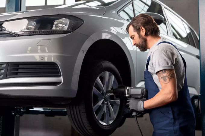 Nicht nur der Radwechsel ist saisonal wichtig, auch der Zustand der Pneus sollte genau kontrolliert werden AMAG Frühlings-Check