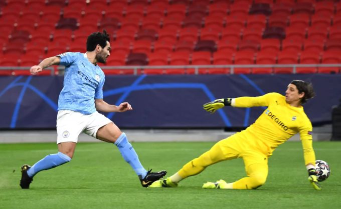 Ilkay Gündogan (Manchester City) bezwingt Torhüter Yann Sommer (Borussia Mönchengladbach) im Achtelfinal-Rückspiel der Champions League. Manchester City Borussia Mönchengladbach