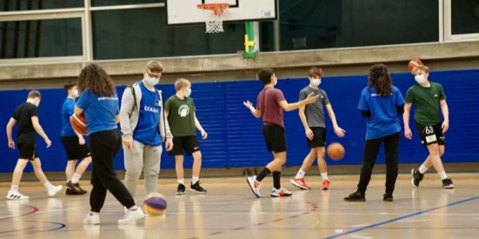 Die sportlichen Aktivitäten sind wieder ohne Maske erlaubt – im Dezember trugen die Jugendlichen auch beim Basketballspielen eine Maske. Gemeinde Muttenz