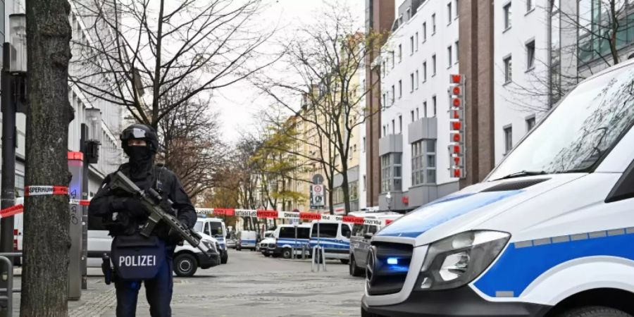 Schwerbewaffneter Polizist bei Durchsuchung im Clanmilieu in Berlin