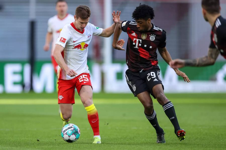 RB-Mittelfeldspieler Dani Olmo (l.) kämpft mit Bayerns Kingsley Coman (r.) um den Ball.